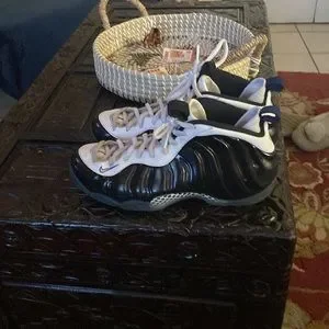 Size 9.5, they’re used but in good form Are size 9.5 shoes too big for me? main image 4